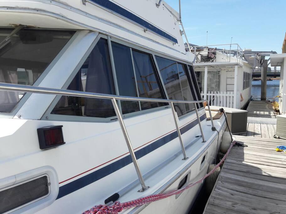 Waterfront 32' Bayliner Yacht Hotell Providence Eksteriør bilde